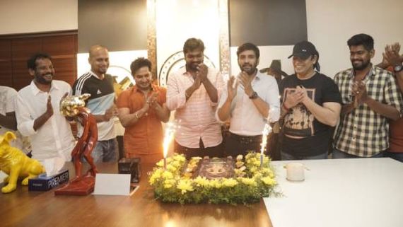 அதுக்குள்ள சக்சஸ் பார்ட்டியா... இதெல்லாம் ஓவரா இல்ல… சந்தானத்தை கலாய்க்கும் நெட்டிசன்ஸ்!