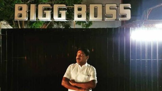 அப்போ அது பொய்யா? பிக் பாஸ் வீட்டுக்கு முன் நிற்கும் ஜிபி முத்து.. வைரலாகும் புகைப்படம்!