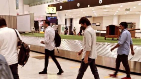 டெல்லி விமான நிலையத்தில் விஜய்.. பீஸ்ட் மோடில் புகைப்படங்களை வைரலாக்கும் தளபதி ரசிகர்கள்!  