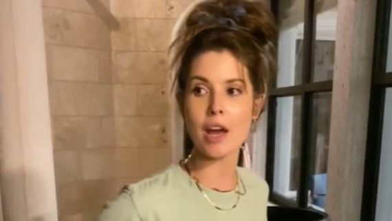 டாப்லெஸில் குளிக்கும் வீடியோவை வெளியிட்ட பிரபல நடிகை... திணறும் இன்ஸ்டா! 