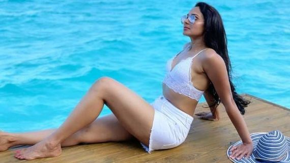  பிகினி உடையில் மொத்த அழகும் தெரிய ஹாயாக சன் பாத் எடுக்கும் ஆண்ட்ரியா!