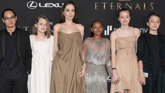 ப்ரீமியரில் கலந்துகொண்டது ஒரு குத்தமாய்யா.. தனிமைப்படுத்தப்பட்ட ஏஞ்சலினா ஜோலி மற்றும் சல்மா ஹயக்!