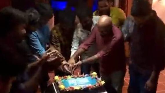 ‘டாக்டர்‘ வெற்றிக் கொண்டாட்டம்... கேக் வெட்டி படக்குழுவினர் மகிழ்ச்சி !
