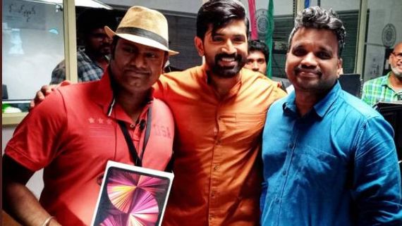 “பார்டர்“ இயக்குனர் மற்றும் ஒளிப்பதிவாளருக்கு… ஐபாட் பரிசளித்த அருண்விஜய் !