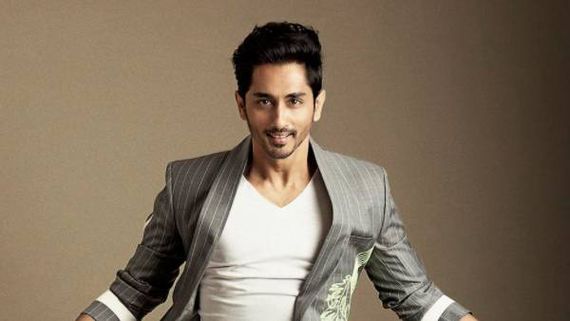 லண்டனில் ஆபரேஷன் முடிந்து ஹைத்ராபாத் திரும்பிய நடிகர் சித்தார்த்.. வந்த கையோடு செய்த வேலைய பாருங்க! 