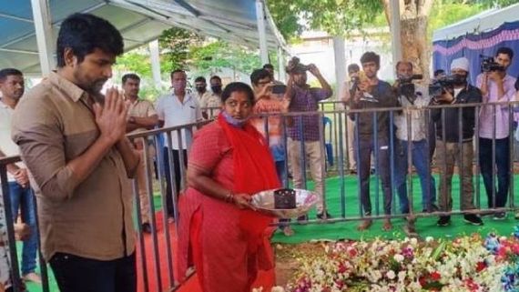 புனித் ராஜ்குமாரின் நினைவிடத்தில் நடிகர் சிவகார்த்திகேயன் அஞ்சலி.. குடும்பத்தினரை சந்தித்து ஆறுதல்! 