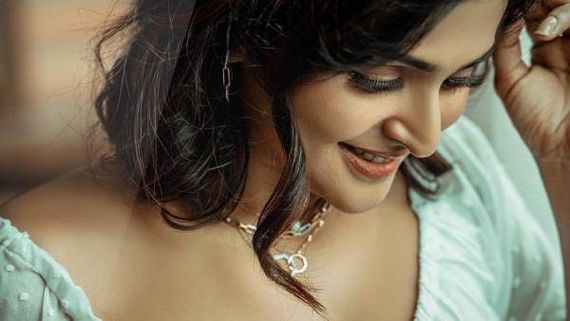 வெட்கத்தின் அளவை கூட்டிய ரம்யா நம்பீசன்... மாடர்ன் அவுட்பிட்டில் ஜொலிப்பு 