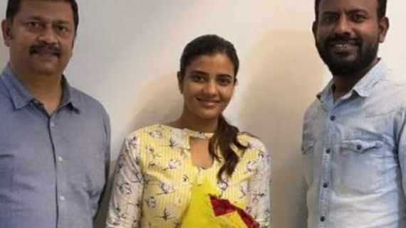  சிகப்பு நிற அனார்கலியில் டிரைவர் ஜமுனா பட நடிகை..வாவ் என வாய் பிளந்த நெட்டிசன்ஸ்!