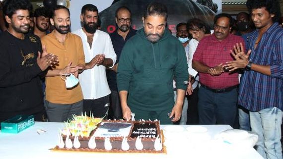 உலகநாயகனின் பிறந்தநாள்... விக்ரம் படப்பிடிப்புதளத்தில் கேக் வெட்டி கொண்டாட்டம் !