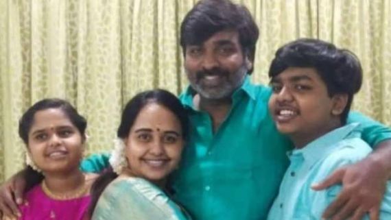  மனைவியை நெஞ்சோடு அணைத்து…  திருமணநாளை கொண்டாடிய விஜய்சேதுபதி!