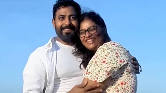 முத்தமிட்டு... கட்டியணைத்து... திருமணநாளில் மனைவியை நெகிழ வைத்த ஆரி !