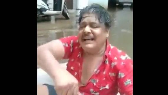 வெள்ள நீரில் படகோட்டியாக மாறிய  மன்சூரலிகான்.. பொறந்தா தமிழனாக பொறக்கனும்னு  பாட்டு வேற!