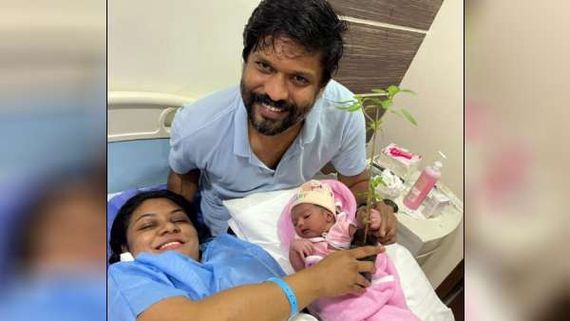 பெண் குழந்தைக்கு அப்பாவான பிரபல நடிகர்.. மகளுக்கு மரக்கன்றை பரிசளித்து வரவேற்பு.. குவியும் வாழ்த்து! 