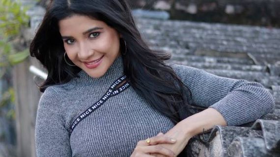 இப்படி பார்த்தா எப்படி... சாக்ஷி அகர்வாலின் அழகில் விழுந்த  ரசிகர்கள் !