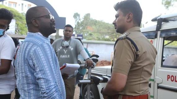 போலீஸ் உடையில் கம்பீரமாக காட்சியளித்த உதயநிதி... நெஞ்சுக்கு நீதி பட போட்டோஸ் !