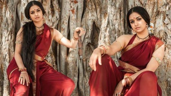  வீரப்பெண்மணியாய் கையில் வாளுடன் கீர்த்தி சுரேஷ் ஆர்ச்சாவாக உருமாறிய புகைப்படங்கள்!