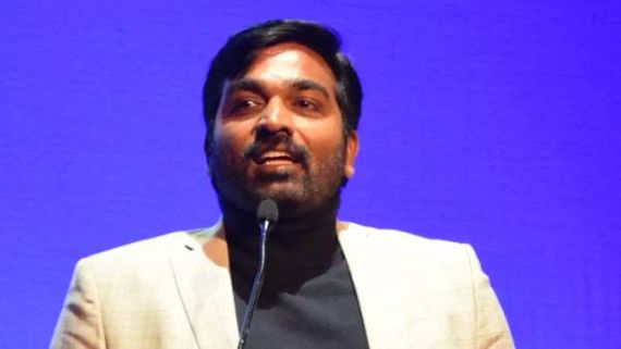 2வது தாயகமாக உணருகிறேன் துபாயில் செல்வாக்கு மிகுந்த நட்சத்திரம் விருதுபெற்ற விஜய் சேதுபதி நெகிழ்ச்சி