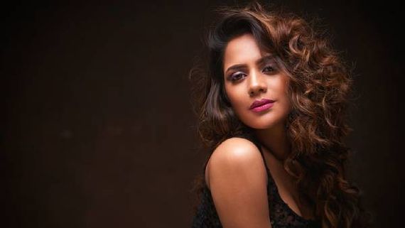 மொத்த அழகையும் கொத்தாக காட்டிய ஐஸ்வர்யா தத்தாவின் லேட்டஸ்ட் கவர்ச்சி போட்டோ ஷூட் புகைப்படங்கள்!