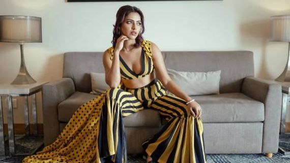  கண்ணைப் பறிக்கும் ரெட்ரோ ஸ்டைலில் அசத்தும் நடிகை அமலாபால்!