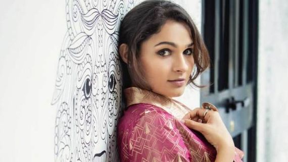 சுவற்றில் சாய்ந்து கனவுகள் காணும் ஆண்ட்ரியா!