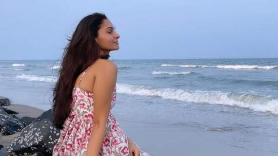 ஒரு கவிதையே காற்று வாங்குது.. நடிகை ஆண்ட்ரியாவை அனு அனுவாக ரசிக்கும் ஃபேன்ஸ்!