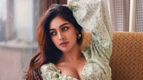 சோபாவில் ஹாயாக படுத்து ஆளை மயக்கும் அனு இமானுவேல்!