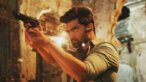  ஆக்ஷன் மோடில் அதர்வா.. கையில் துப்பாக்கியுடன் வெறித்தனமாக போஸ் கொடுத்த புகைப்படம் வைரல்!