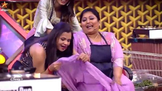 கிரேஸ் ட்ரஸ்ஸை கிழித்துவிட்ட கோமாளிகள்... குக் வித் கோமாளி நிகழ்ச்சியில் புலம்பிய கிரேஸ் 