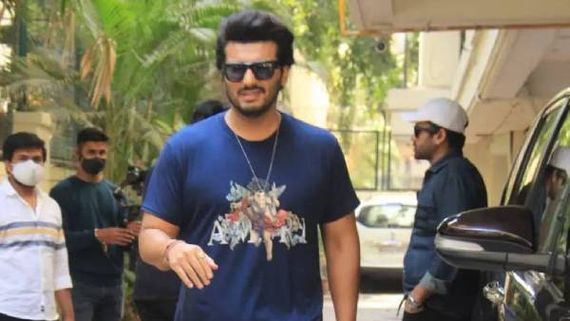 என்னது இந்த டி-சர்ட் இவ்வளவு காஸ்ட்லியா? அர்ஜுன் கபூரின் ஃபேஷன் உடையின் விலை என்ன தெரியுமா?