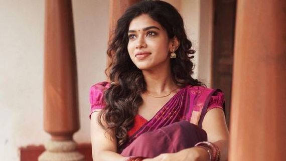 பாவாடை தாவணியில் புள்ளி மான் போல துள்ளிக்குதிக்கும் துஷாரா விஜயன்!