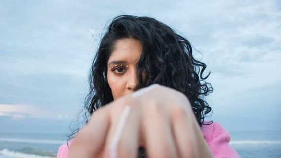 கண்களில் கடுக்கன் போட்ட ரித்திகா சிங்.. ஒரிஜினலா இல்ல மேக்கப்பா? 