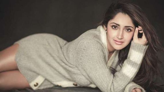 பளபளக்கும் பால் முகம் பற்றவைக்கும் பார்வை... இளசுகளை கவரும் சாயிஷா!