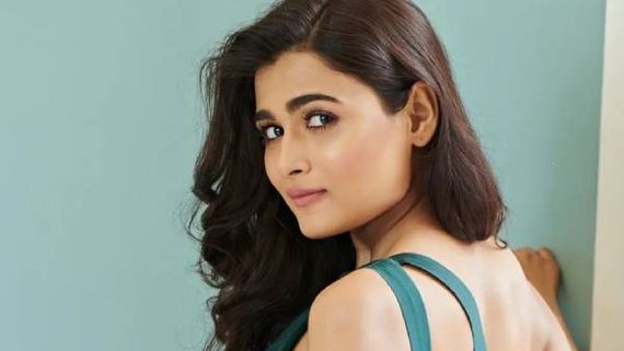 முதுகு முக்கால்வாசி தெரிய... திக்குமுக்காட வைக்கும் ஷாலினி பாண்டே!