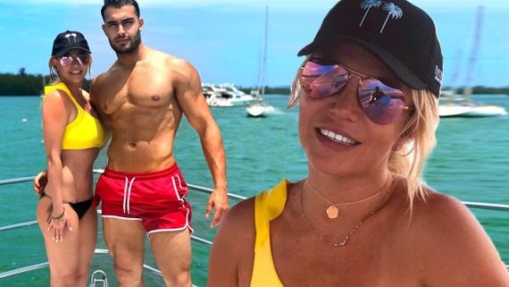 காதலர் பிறந்தநாள் கொண்டாட்டம்.. கடற்கரையில் முழு நிர்வாண போஸ்.. ரசிகர்களை திணறடித்த பிரபல பாடகி!