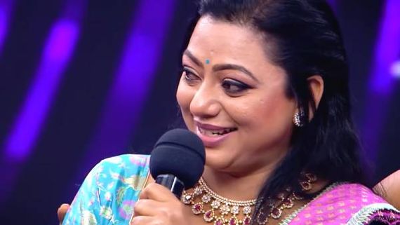 மேடையில் கதறி அழுத பாக்கியலட்சுமி சீரியல் நடிகை… கட்டி அணைத்து ஆறுதல் சொன்ன சக நடிகை !