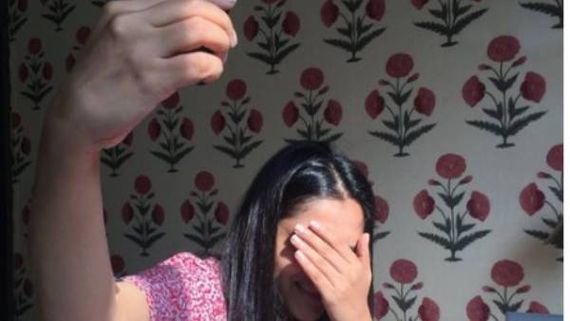 காதலில் விழுந்த பிரபல நடிகை… இணையத்தில் தீயாய் பரவும் புகைப்படம் !