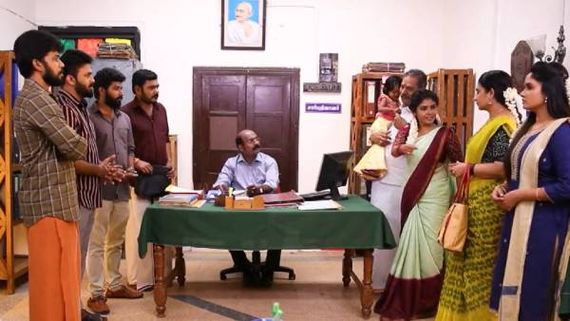 மீனா பேர்லதான் வீடு ரெஜிஸ்டர் ஆகுதா.. இது என்ன பாண்டியன் ஸ்டோர்ஸ் சீரியலில் புது ட்விஸ்ட்! 