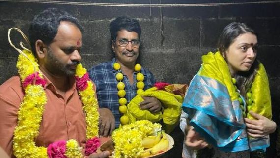 கடவுளே எல்லாம் நல்லபடியா நடக்கணும்..காளிகாம்பாள் கோவிலில் மனம் உருகி பிரார்த்தனை செய்த ஹன்சிகா! 