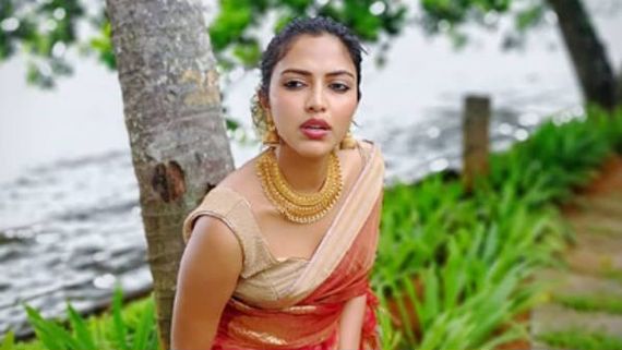 கோவிலுக்குள் நுழைய அமலா பாலுக்கு அனுமதி மறுப்பு..ரோட்டில் நின்று தரிசனம்..இதுதான் காரணம்! 