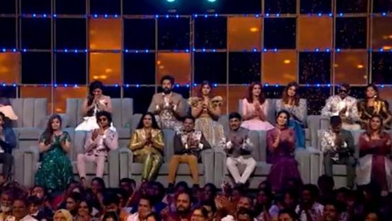  உச்சக்கட்ட எதிர்பார்ப்பில் பிக் பாஸ் ரசிகர்கள்... கூலாக வந்த கமல்... டைட்டில் வின்னர் யார்?   