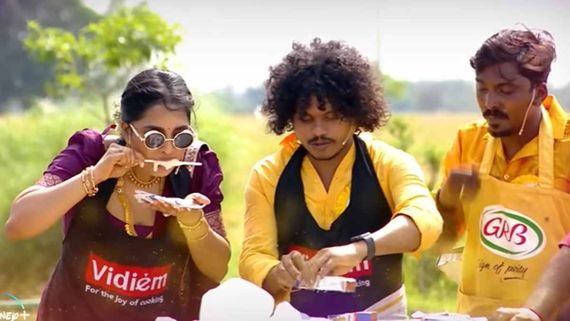 CWC4 :மொட்டை வெயிலில் அண்ணனுடன் இணைந்து குல்பி சாப்பிட்ட ஷிவாங்கி! 