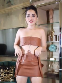 Uorfi Javed: ரெண்டே ரெண்டு ஹார்ட் ஸ்டிக்கர் தான் டிரெஸ்ஸா.. எல்லை மீறிய பிக் பாஸ் பிரபலம்! 