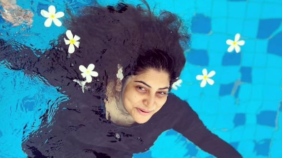 Manjima mohan: திருமணத்திற்கு பின் மொத்தமாக மாறிய மஞ்சிமா மோகன்.. நீச்சல் குளத்தில் அப்படி ஒரு போஸ்!