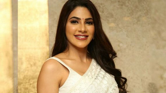 அடக்கடவுளே.. மேலாடையை மொத்தமாக கழட்டிய காஞ்சனா பட நடிகை.. கலாய்க்கும் நெட்டிசன்கள்! 