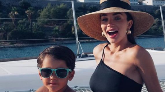  Amy Jackson: மகன், காதலருடன் நீச்சல் உடையில் எமி ஜாக்சன் வெளியிட்ட போட்டோஸ்!