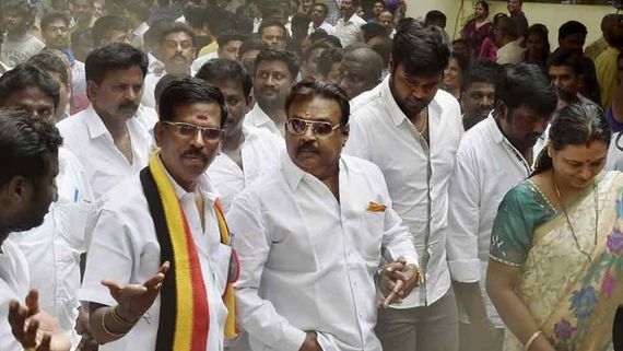 Vijayakanth - அப்பா சொன்ன வார்த்தை.. சபதம் எடுத்த விஜயகாந்த்..உதவிகள் செய்ததற்கு பின் இப்படி ஒரு கதையா? 