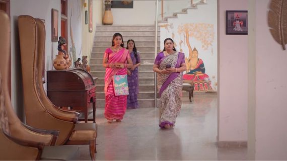 ஒரு பக்கம் கார்த்திக், மறுபக்கம் மீனாட்சி..நடக்க போவது என்ன?கார்த்திகை தீபம் சீரியல் இன்றைய எபிசோட்!