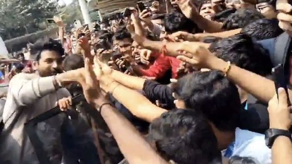  Actor Sivakarthikeyan: சிவகார்த்திகேயனை சுற்றி வளைத்த ரசிகர்கள்.. கைக்குலுக்கி உற்சாகம்!