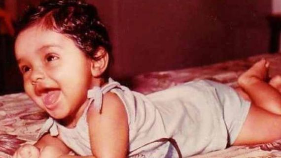 பல கோடிக்கு சொந்தக்காரி.. கவிழ்ந்து கிடக்கும் இந்த குட்டிப்பாப்பா யாருனு தெரியுதா?