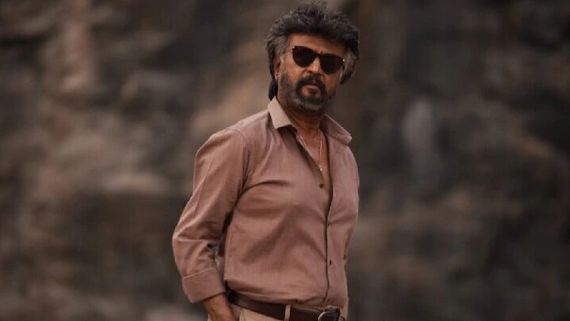 அய்யோ கார் எல்லாம் வேண்டாம்.. கொட்டும் மழையில் ஸ்கூட்டரில் சென்ற ரஜினி.. ஏன் தெரியுமா? 